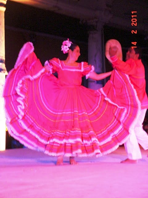 Hermoso Ciadro de danza en Plazoleta de Los Leones